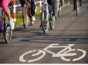 Rowerzyści na ścieżce rowerowej