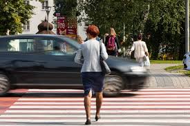 Osoba przed przejściem dla pieszych