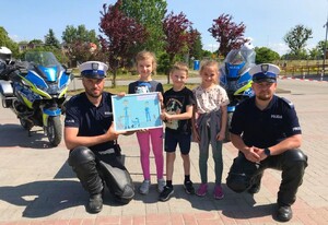 Policjanci z dziećmi