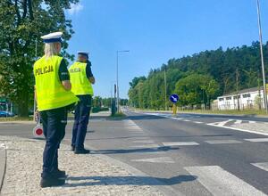Policjanci dbają o bezpieczeństwo podczas trwającego długiego weekendu