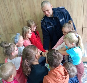 Policjant podczas spotkania z dziećmi