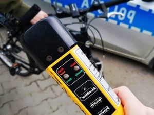 Urządzenie do badania stanu trzeźwości, rower i radiowóz