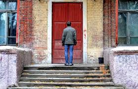 człowiek przed drzwiami