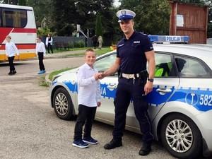 Policjant z uczniem