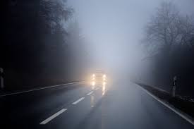 Jedź ostrożnie, mgła i opady deszczu utrudniają podróżowanie
