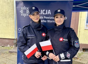 Policjantki KPP w Lidzbarku Warmińskim podczas Pikniku Niepodległościowego