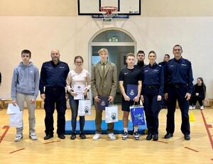 Zwycięzcy Dnia Kandydata wraz z policjantami