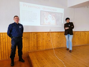 sierż. szt. Ariel Stasiak wraz z pracownikiem GOPS-u podczas prowadzenia spotkania