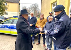 Wicestarosta Lidzbarski Jarosław Kogut przekazuje klucze do radiowozu Komendatowi Powiatowemu Policji w Lidzbarku Warmińskim insp. Przemysławowi Polechońskiemu