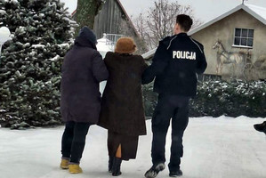 Zgłaszająca i policjant prowadzący seniorkę