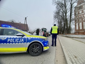 Policjant zabezpieczający protest rolników