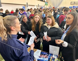 sierż. szt. Beata Szydłowska udzielająca informacji o doborze do służby w Policji