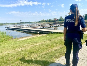 Policjantka nad jeziorem Wielochowskim
