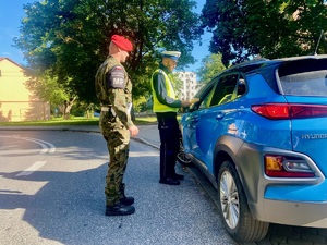 Policjanci podczas działań pn. &quot;Alkohol i narkotyki&quot;