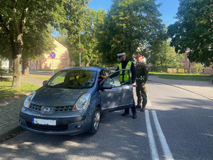 Policjanci podczas działań pn. &quot;Alkohol i narkotyki&quot;