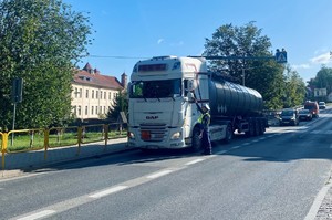 Policjanci podczas działań pn. &quot;Alkohol i narkotyki&quot;