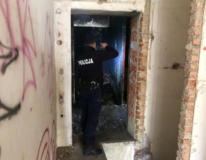 Policjant sprawdzający pustostan