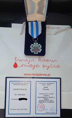 Legitymacja i medal Honorowy Dawca Krwi – Zasłużony dla Zdrowia Narodu