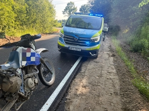 Miejsce zdarzenia drogowego z udziałem motocyklisty.
