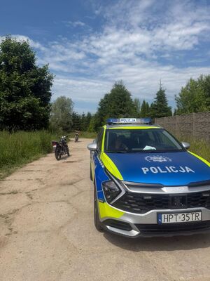 Miejsce zdarzenia drogowego z udziałem motoroweru i motocykla.