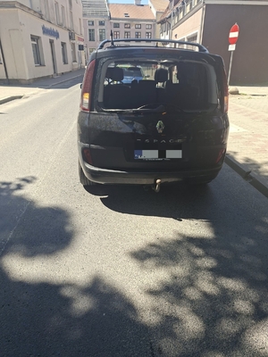 Samochód osobowy po kolizji w centrum Ornety