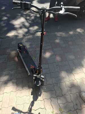 Hulajnoga elektryczna po kolizji w Ornecie.