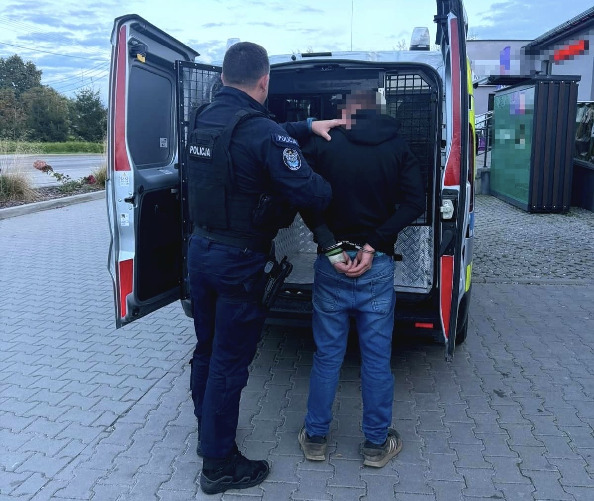 Dzielnicowy zatrzymał w Lubominie poszukiwanego 32-latka ukrywającego się w sklepie